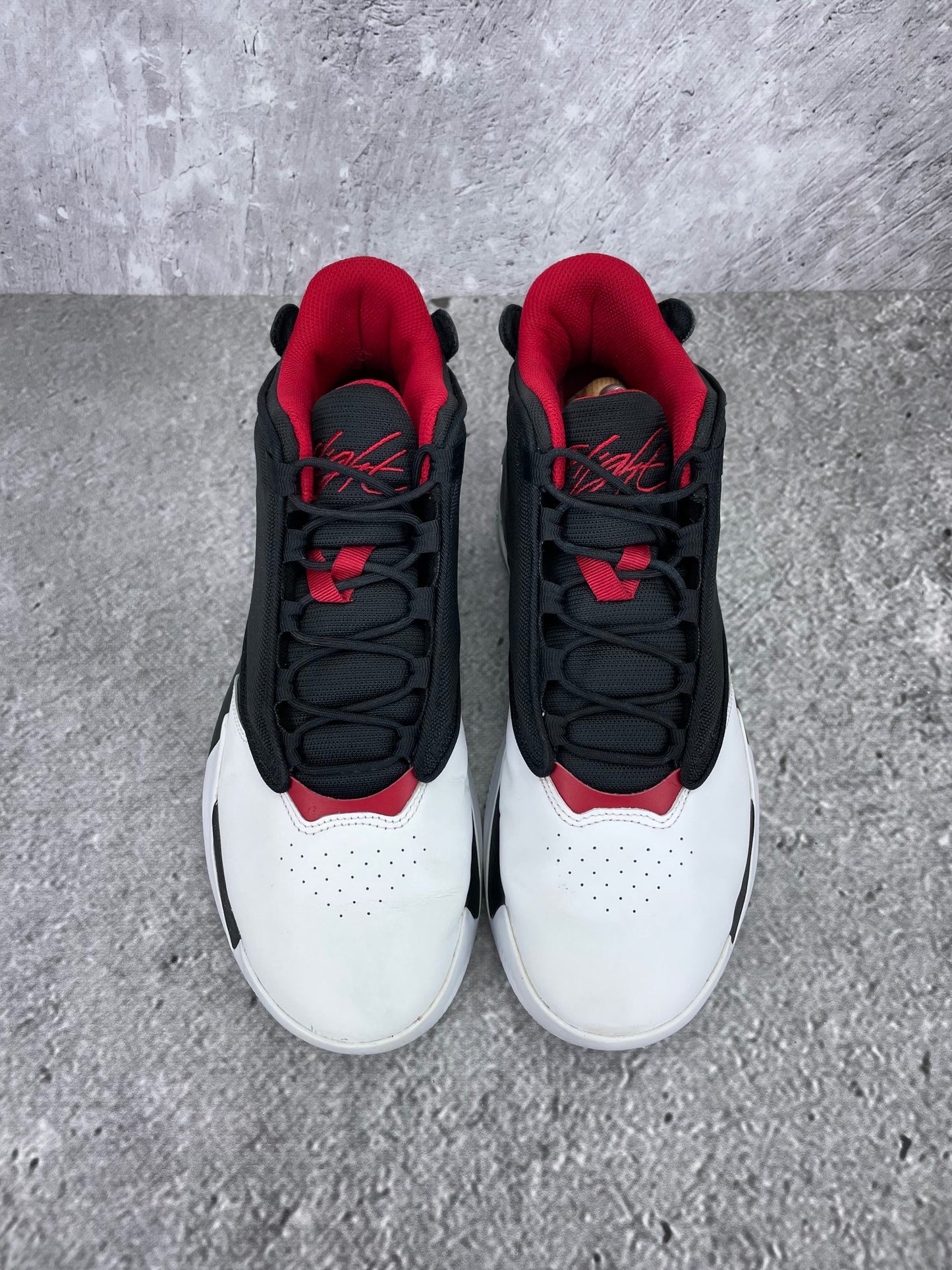 Jordan Max Aura 4 Black Gym Red - buty sportowe, widok z góry
