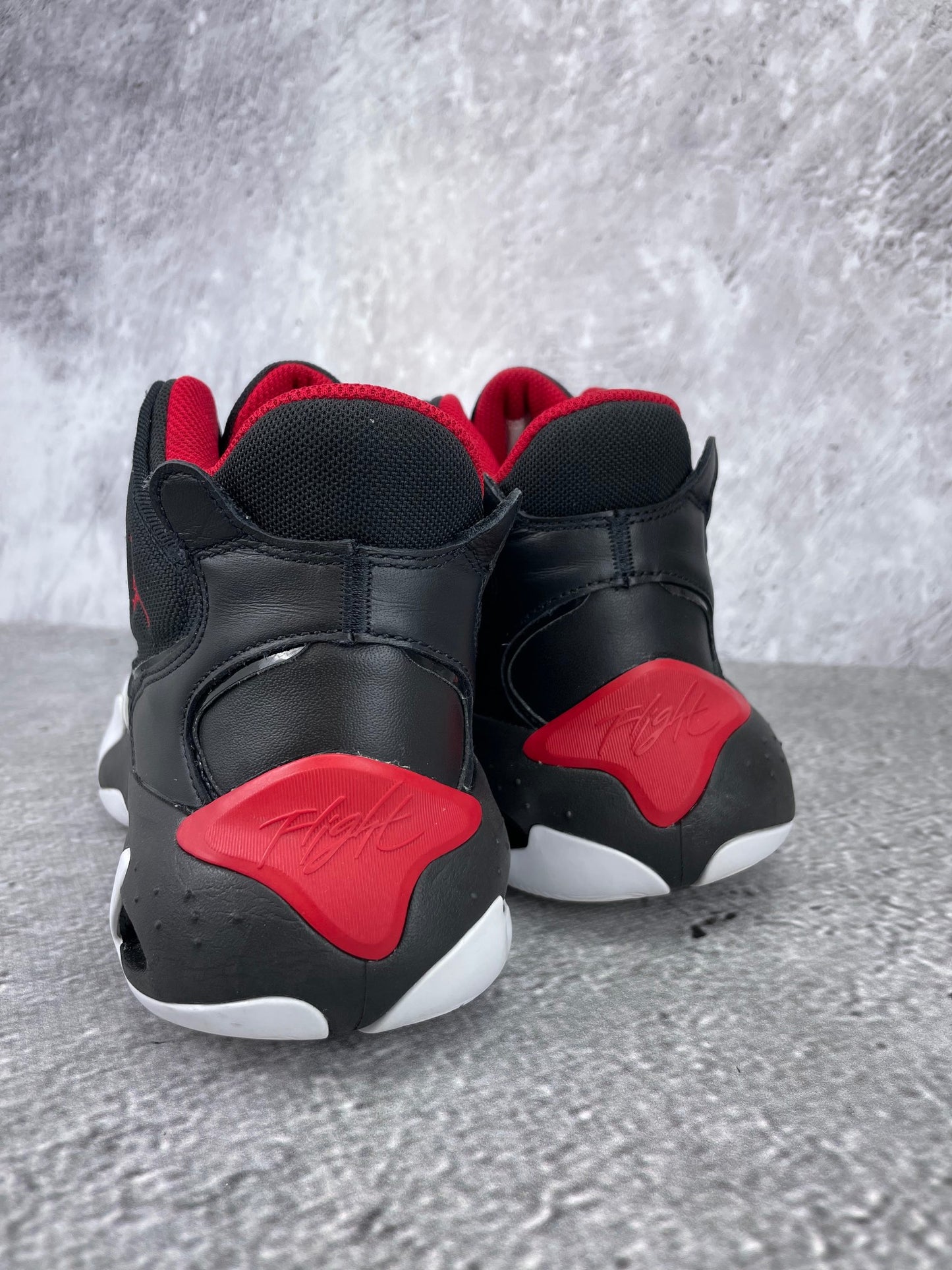Jordan Max Aura 4 Black Gym Red - buty sportowe, widok z tyłu