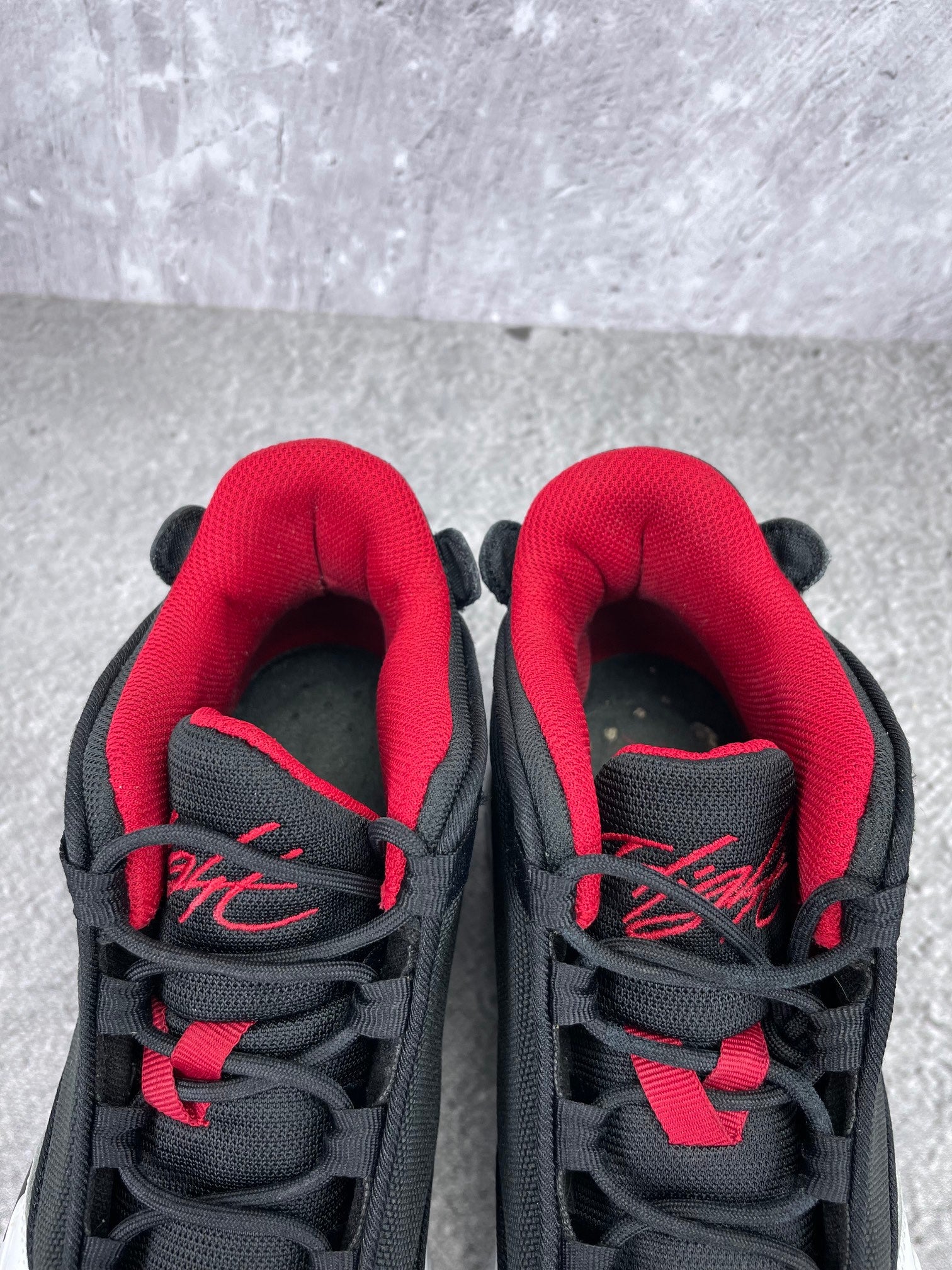 Jordan Max Aura 4 Black Gym Red - buty sportowe, zapiętki butów