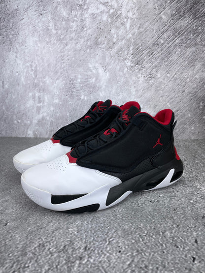 Jordan Max Aura 4 Black Gym Red - buty sportowe, widok z boku na tle studyjnym
