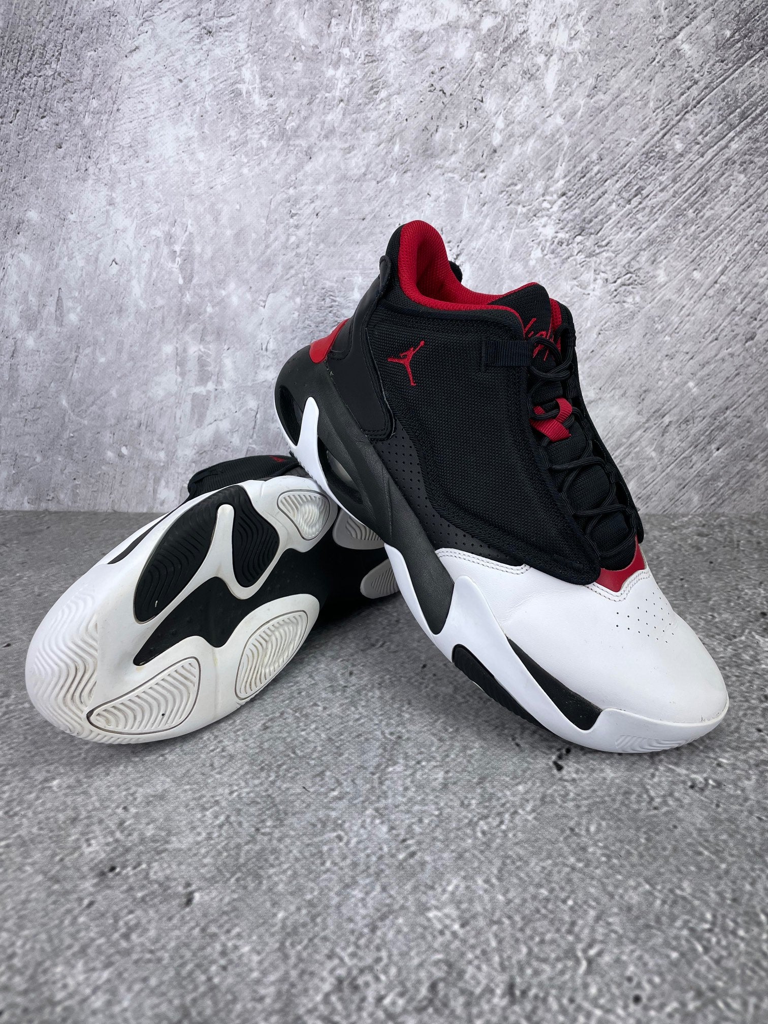 Jordan Max Aura 4 Black Gym Red - buty sportowe, para butów, widok z boku na tle studyjnym