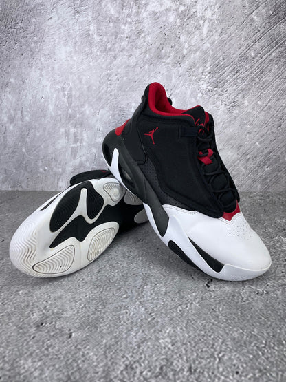 Jordan Max Aura 4 Black Gym Red - buty sportowe, para butów, widok z boku na tle studyjnym