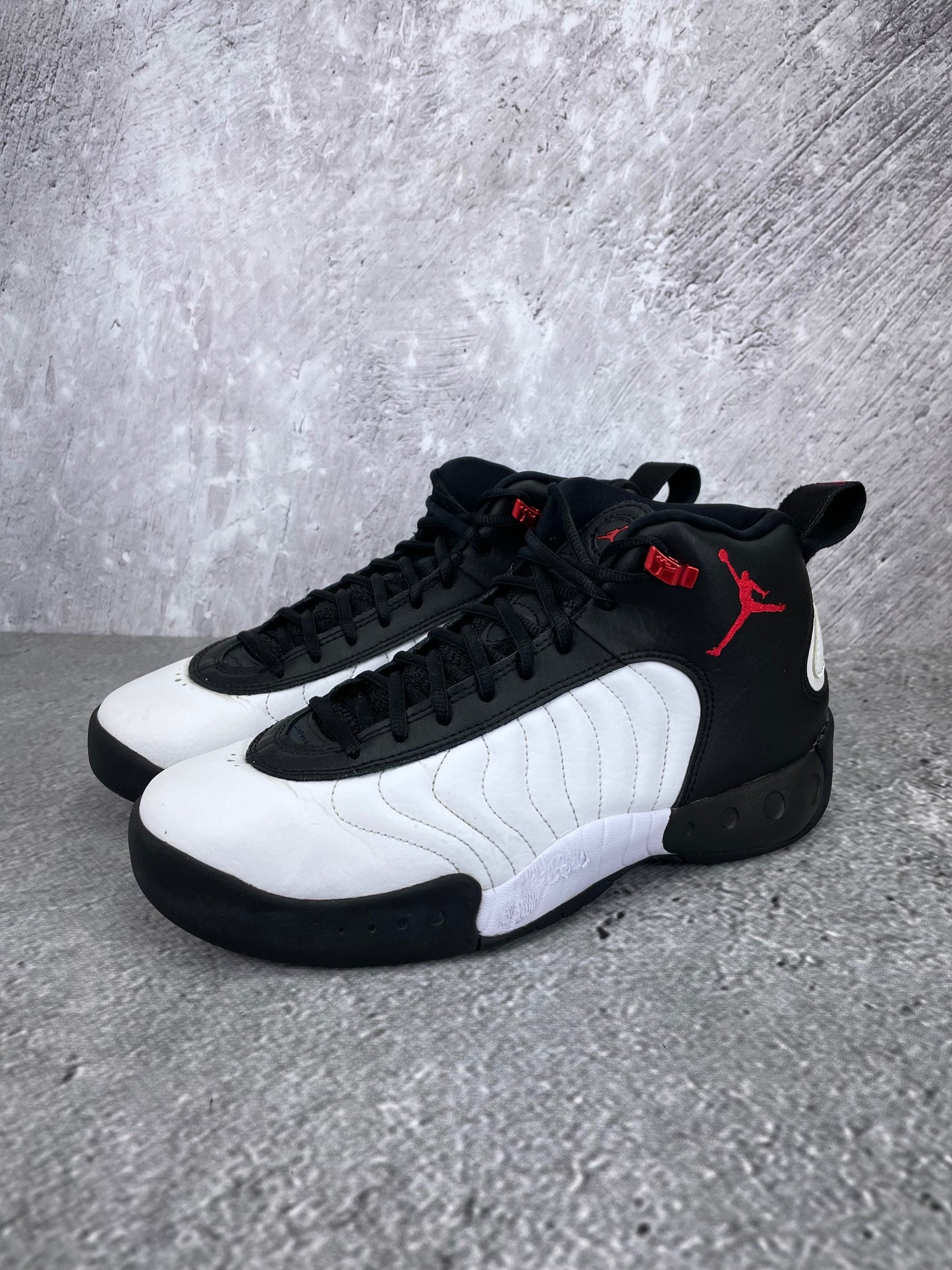 Jordan Nike Air Jordan Jumpman Pro Bulls - buty sportowe, widok z boku na tle studyjnym