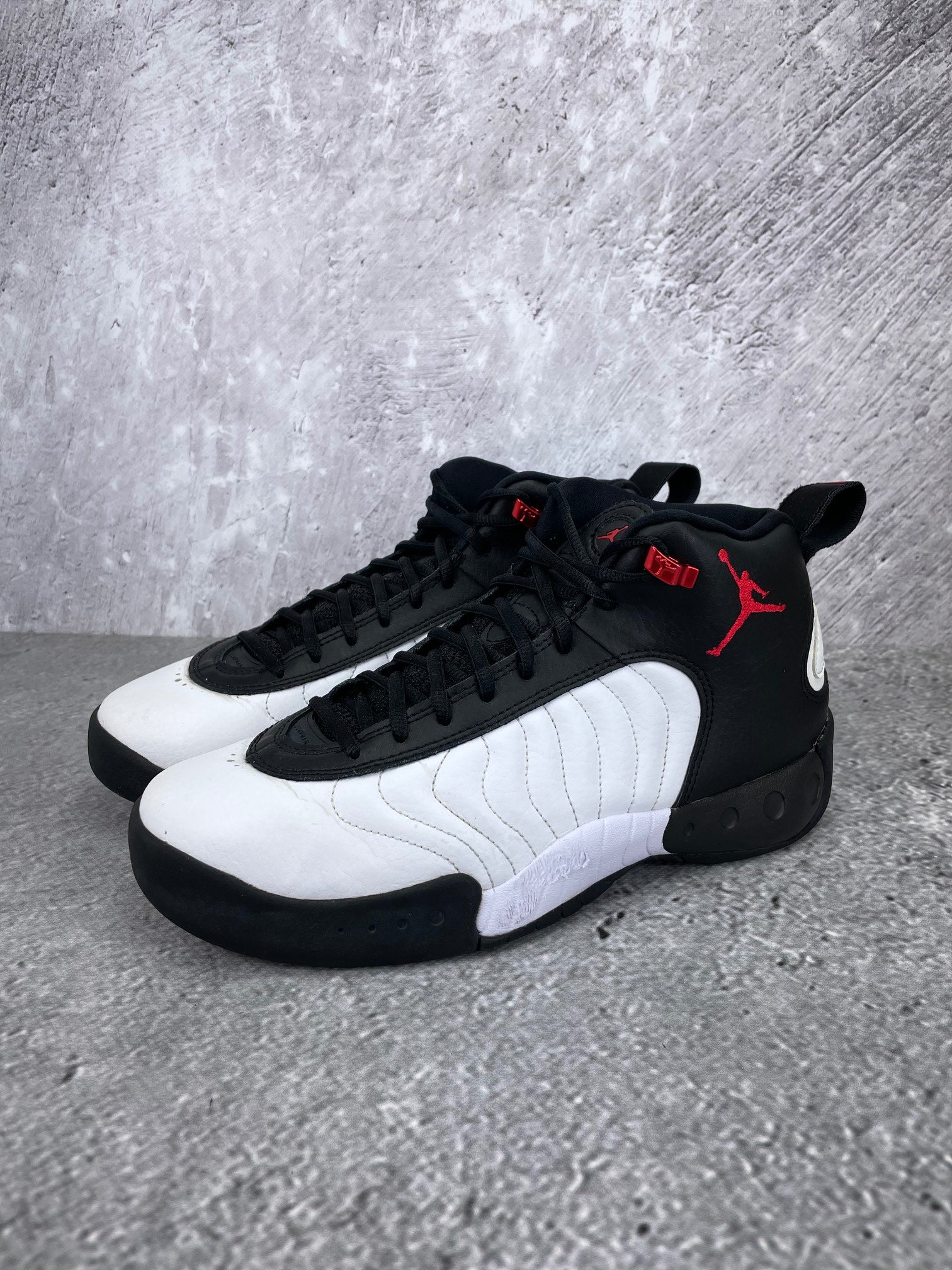 Jordan Nike Air Jordan Jumpman Pro Bulls - buty sportowe, widok z boku na tle studyjnym