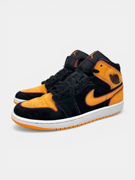 Jordan Air Jordan 1 Mid SE Vivid Orange - buty sportowe, widok z boku