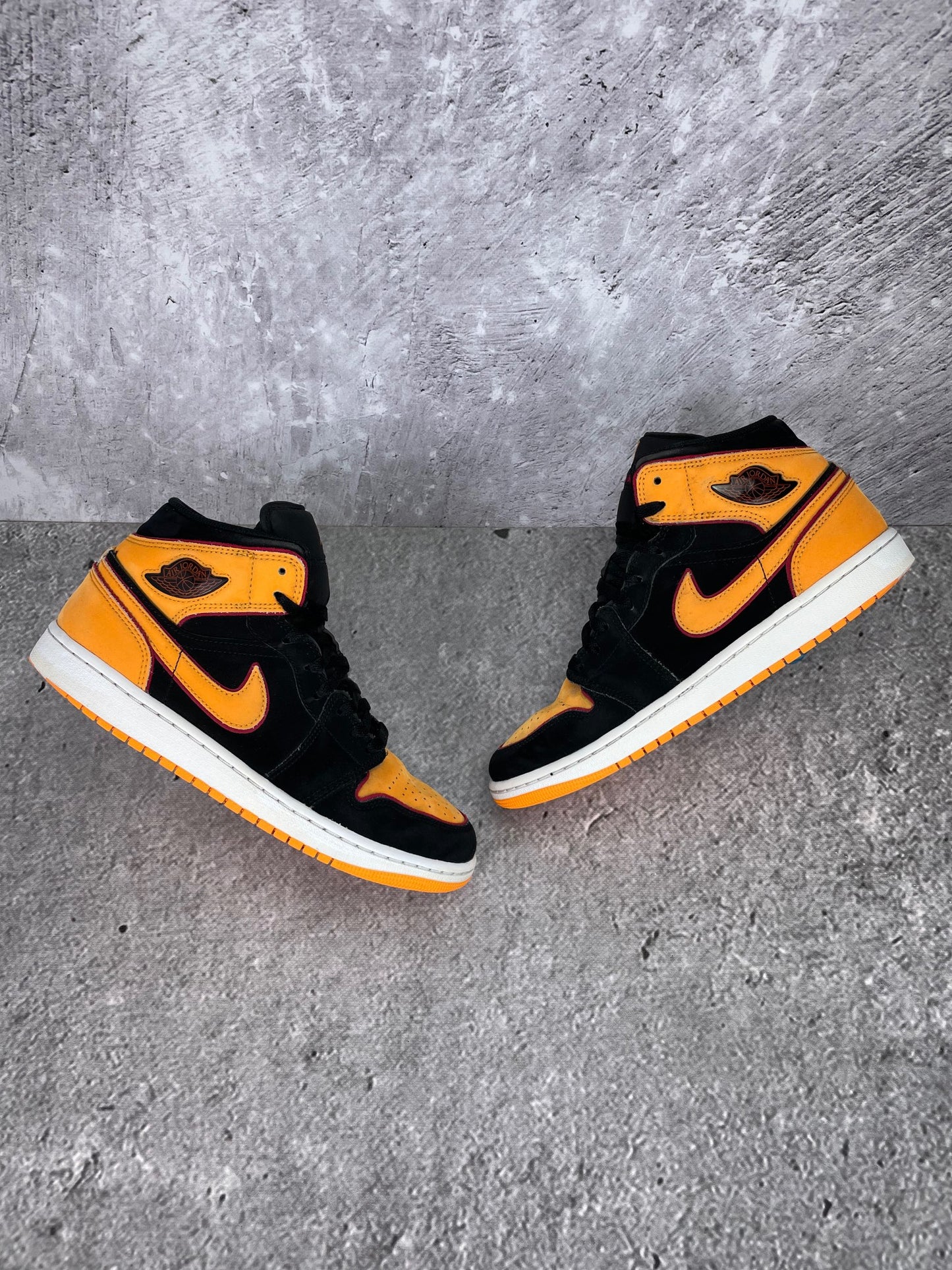 Jordan Air Jordan 1 Mid SE Vivid Orange - buty sportowe, widok z góry na zewnętrzną stronę butów