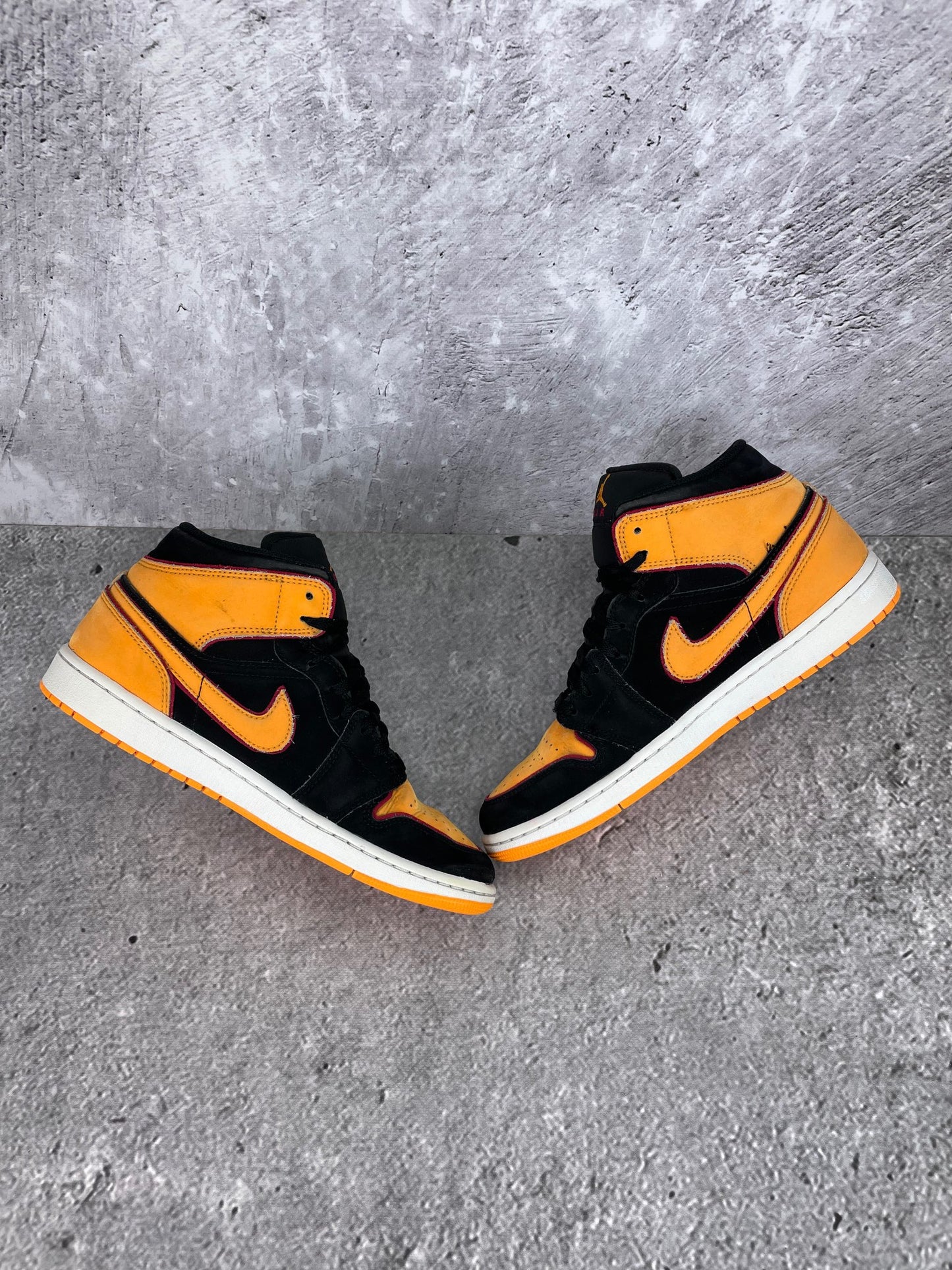 Jordan Air Jordan 1 Mid SE Vivid Orange - buty sportowe, zewnętrzny panel prawego buta