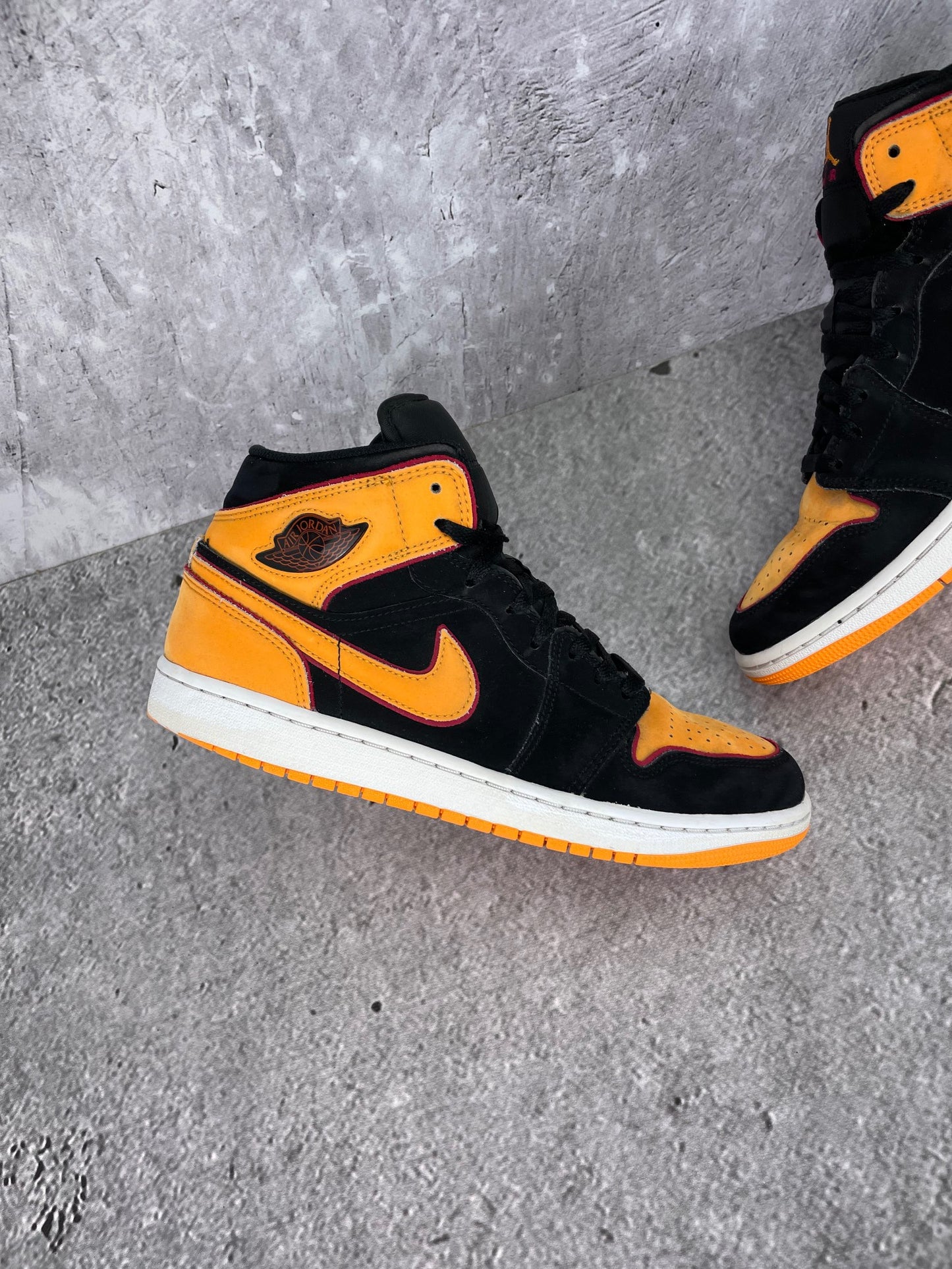Jordan Air Jordan 1 Mid SE Vivid Orange - buty sportowe, zewnętrzny panel lewego buta