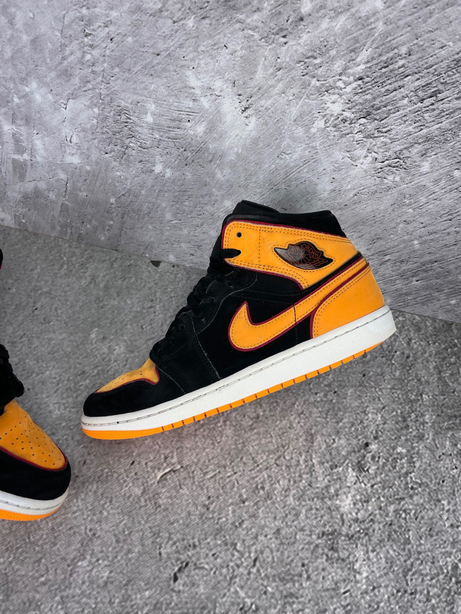Jordan Air Jordan 1 Mid SE Vivid Orange - buty sportowe, widok z góry na wewnętrzną stronę butów