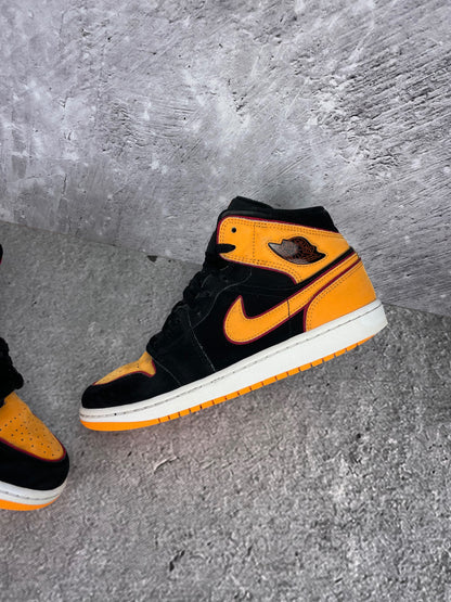 Jordan Air Jordan 1 Mid SE Vivid Orange - buty sportowe, widok z góry na wewnętrzną stronę butów