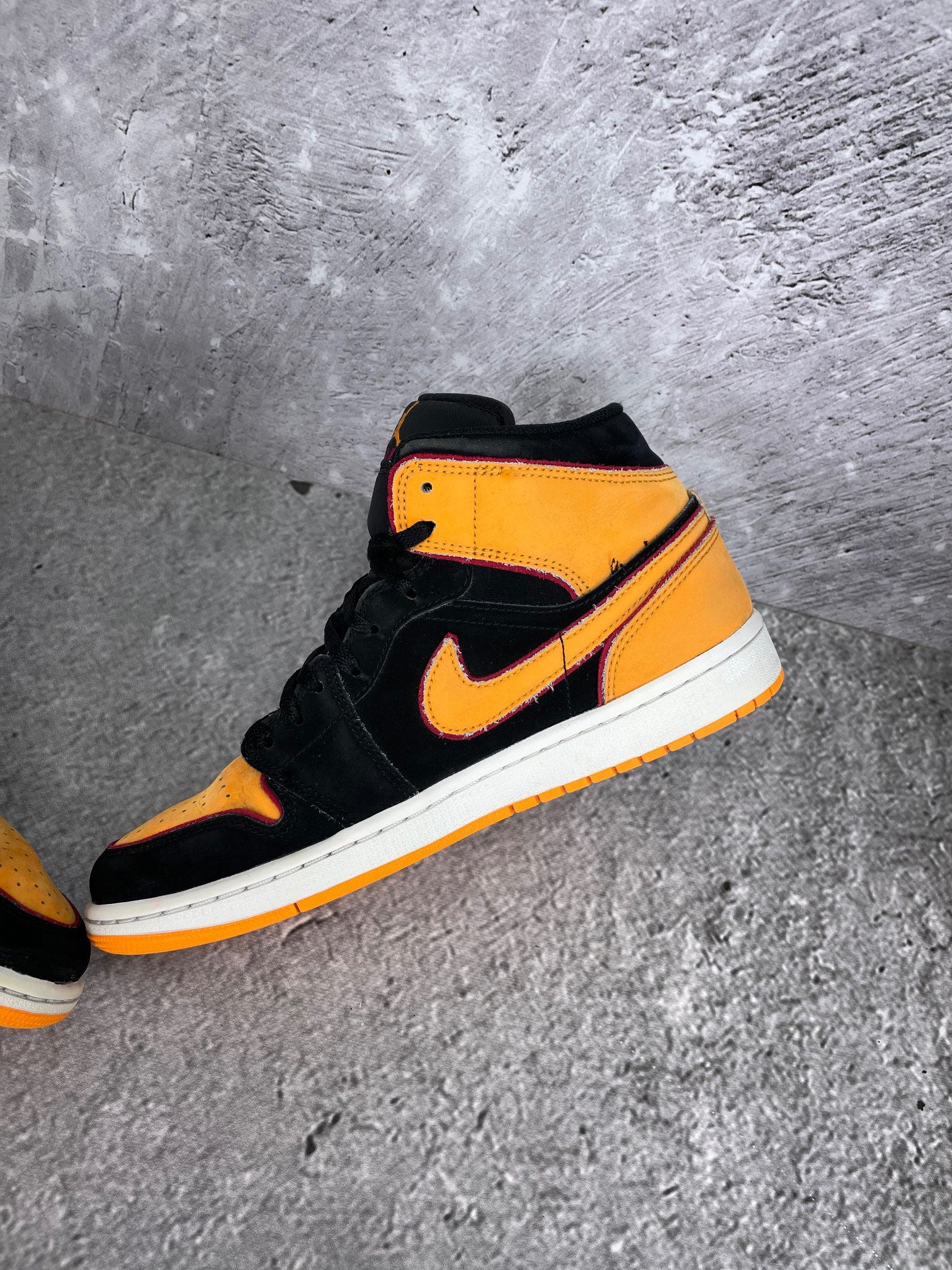 Jordan Air Jordan 1 Mid SE Vivid Orange - buty sportowe, wewnętrzny panel prawego buta