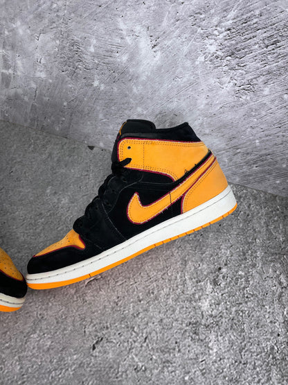 Jordan Air Jordan 1 Mid SE Vivid Orange - buty sportowe, wewnętrzny panel prawego buta