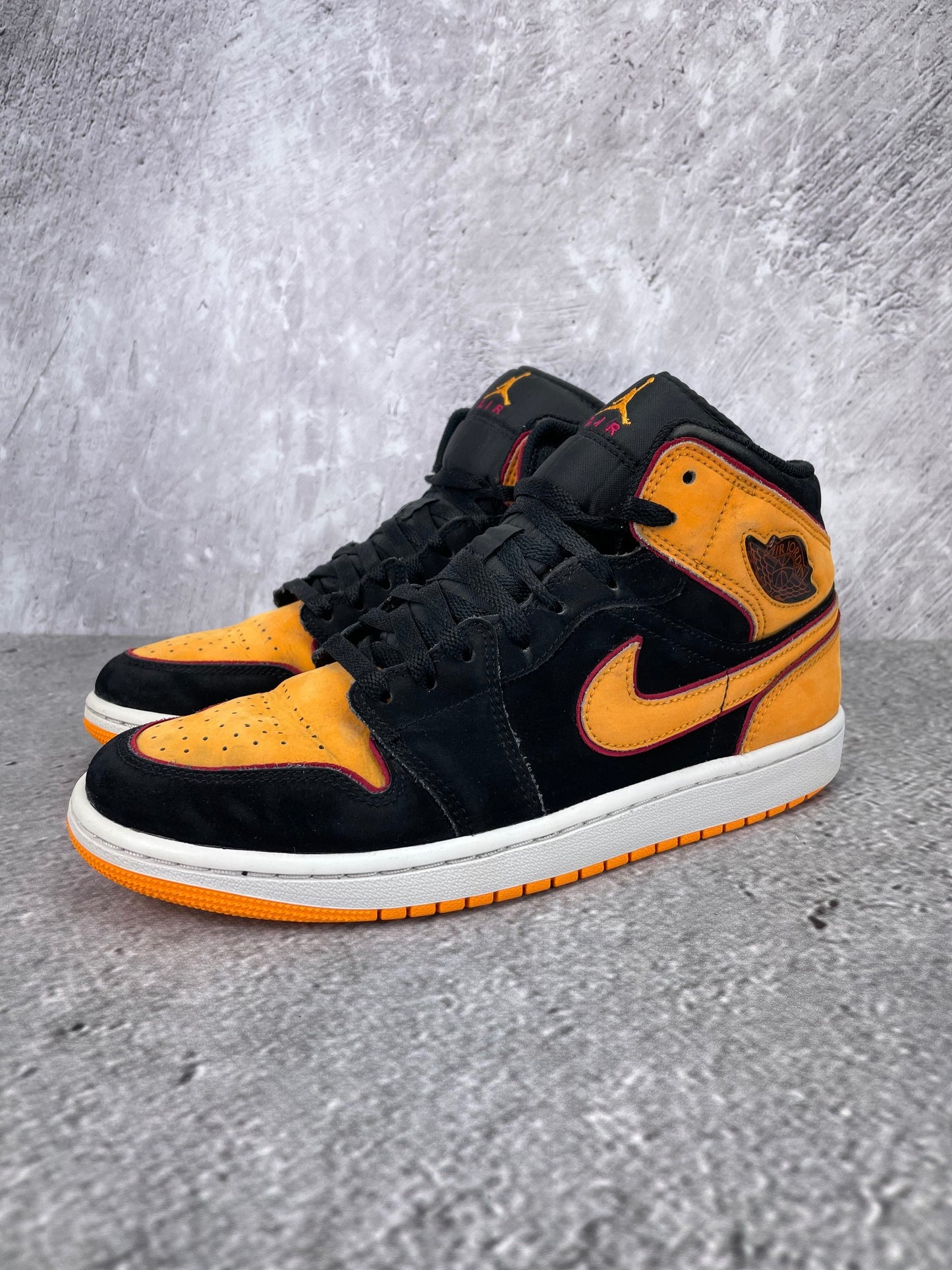 Jordan Air Jordan 1 Mid SE Vivid Orange - buty sportowe, widok z boku na tle studyjnym