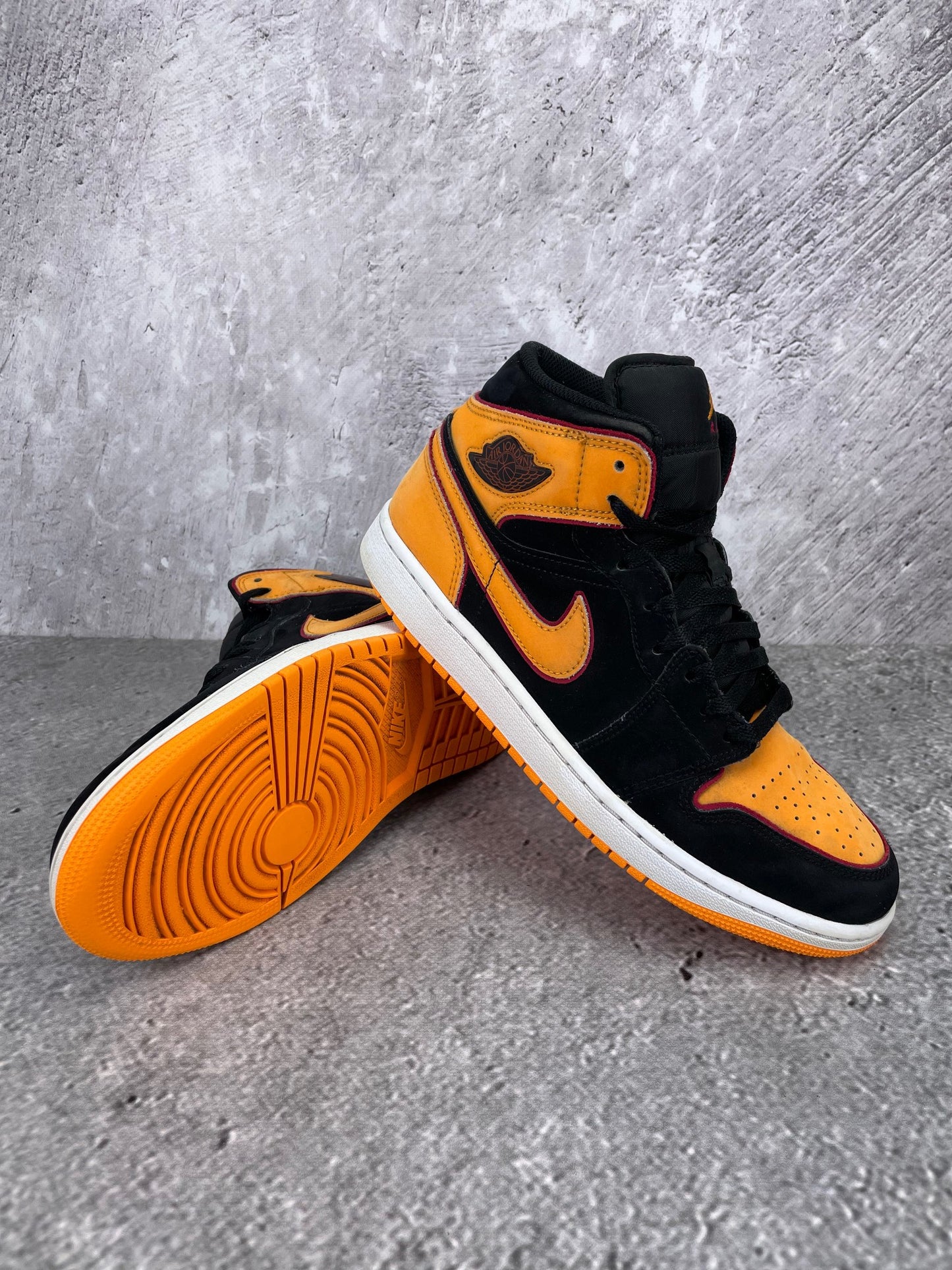 Jordan Air Jordan 1 Mid SE Vivid Orange - buty sportowe, para butów, widok z boku na tle studyjnym