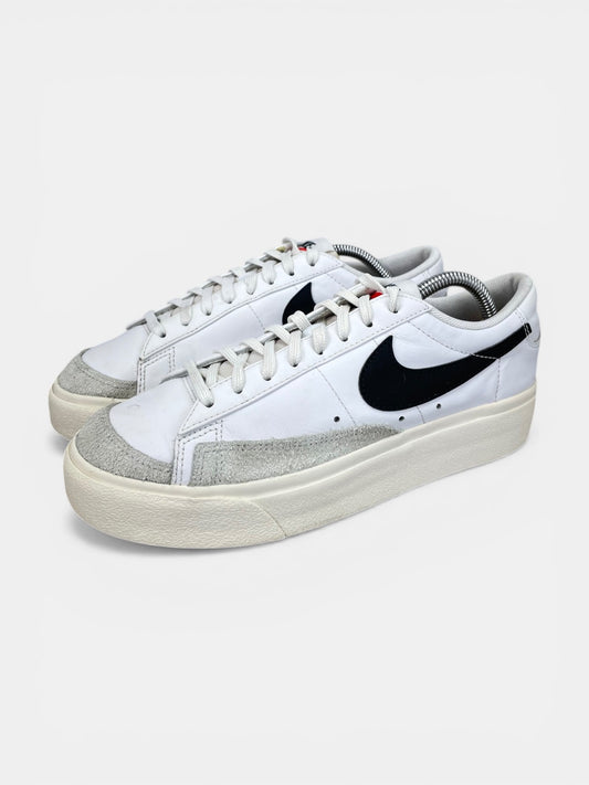 Nike Blazer Low Platform DJ0292-101 - buty sportowe, widok z boku