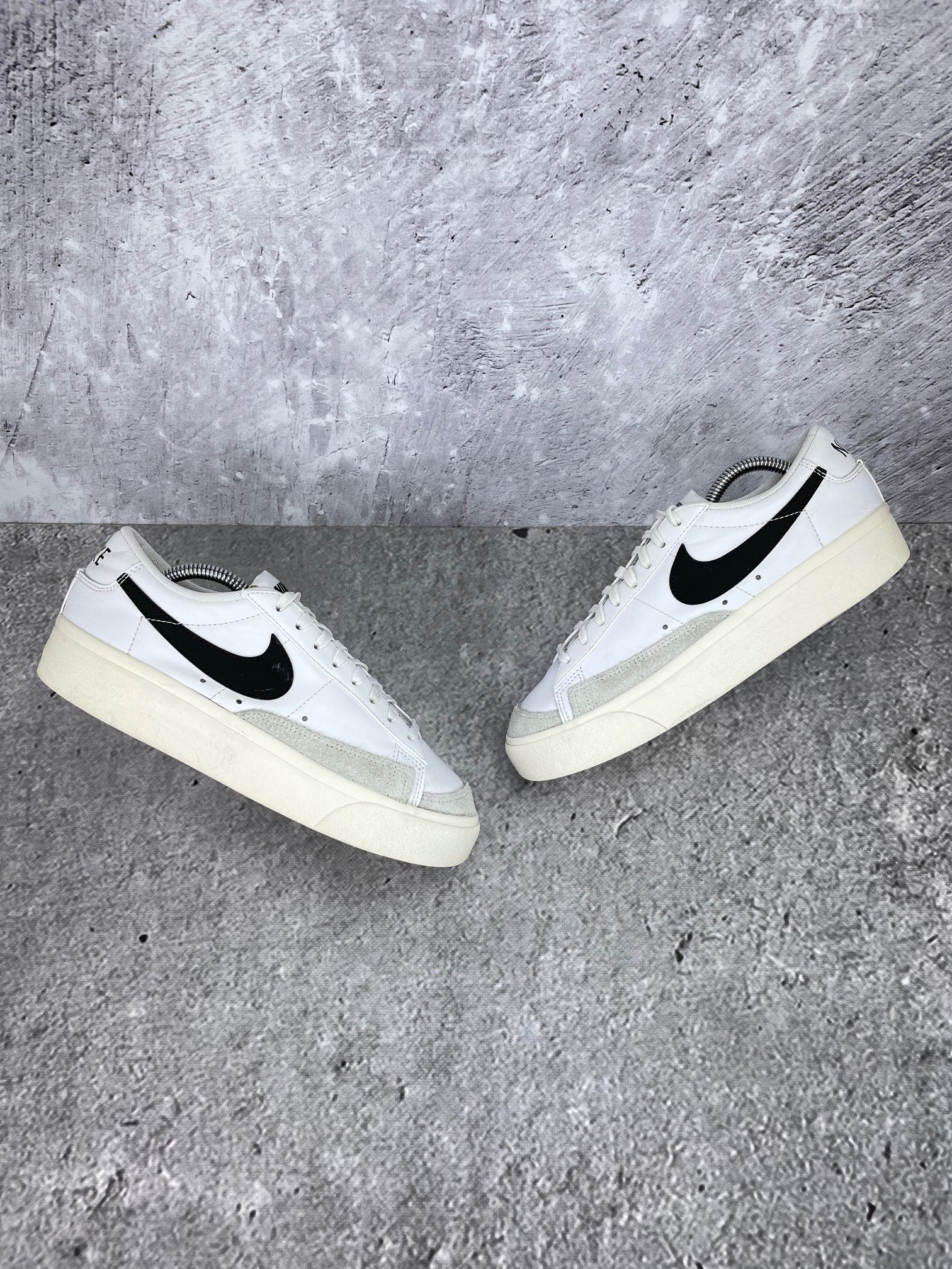 Nike Blazer Low Platform DJ0292-101 - buty sportowe, widok z góry na zewnętrzną stronę butów