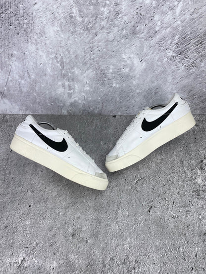 Nike Blazer Low Platform DJ0292-101 - buty sportowe, zewnętrzny panel prawego buta