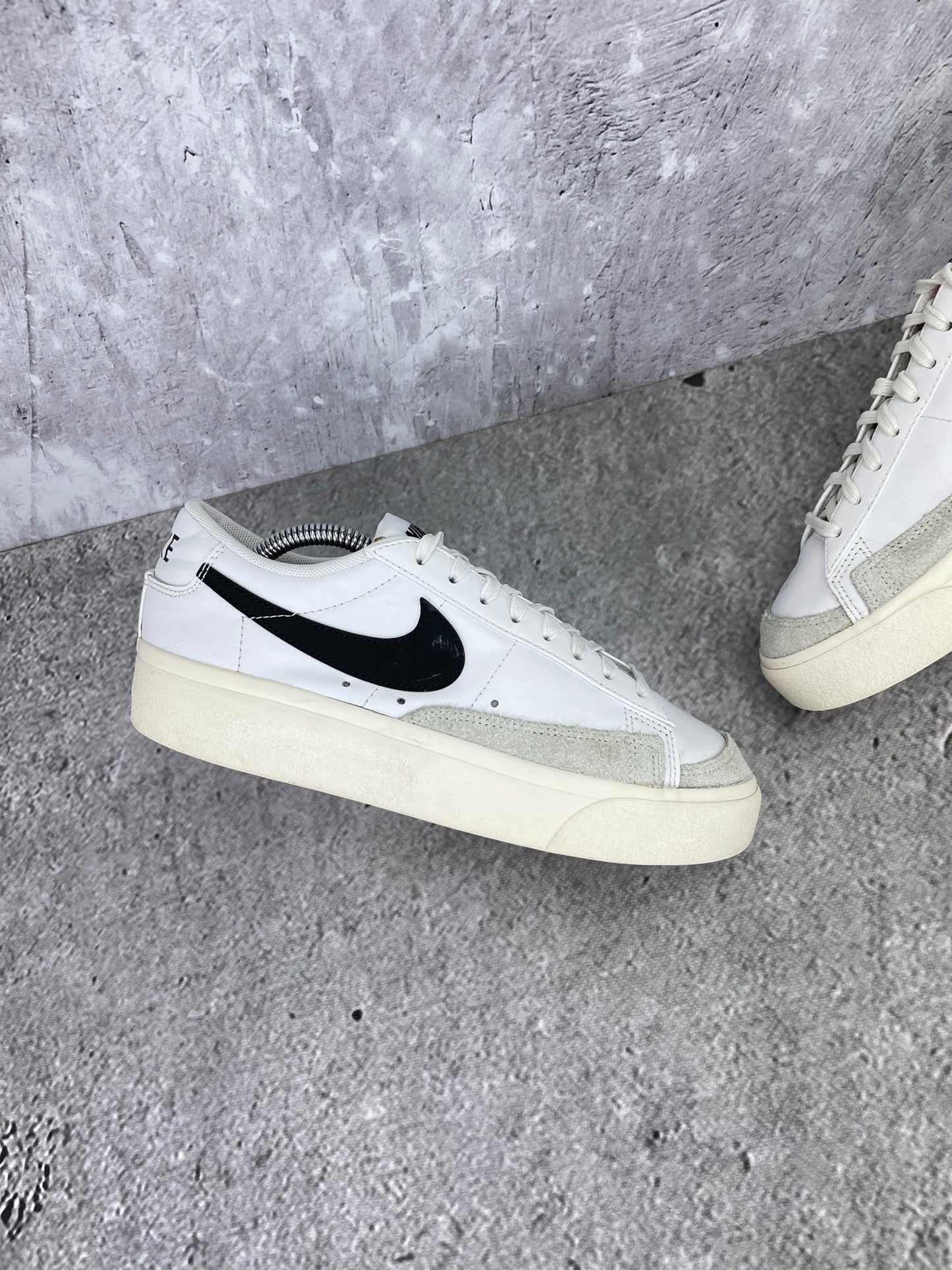 Nike Blazer Low Platform DJ0292-101 - buty sportowe, zewnętrzny panel lewego buta