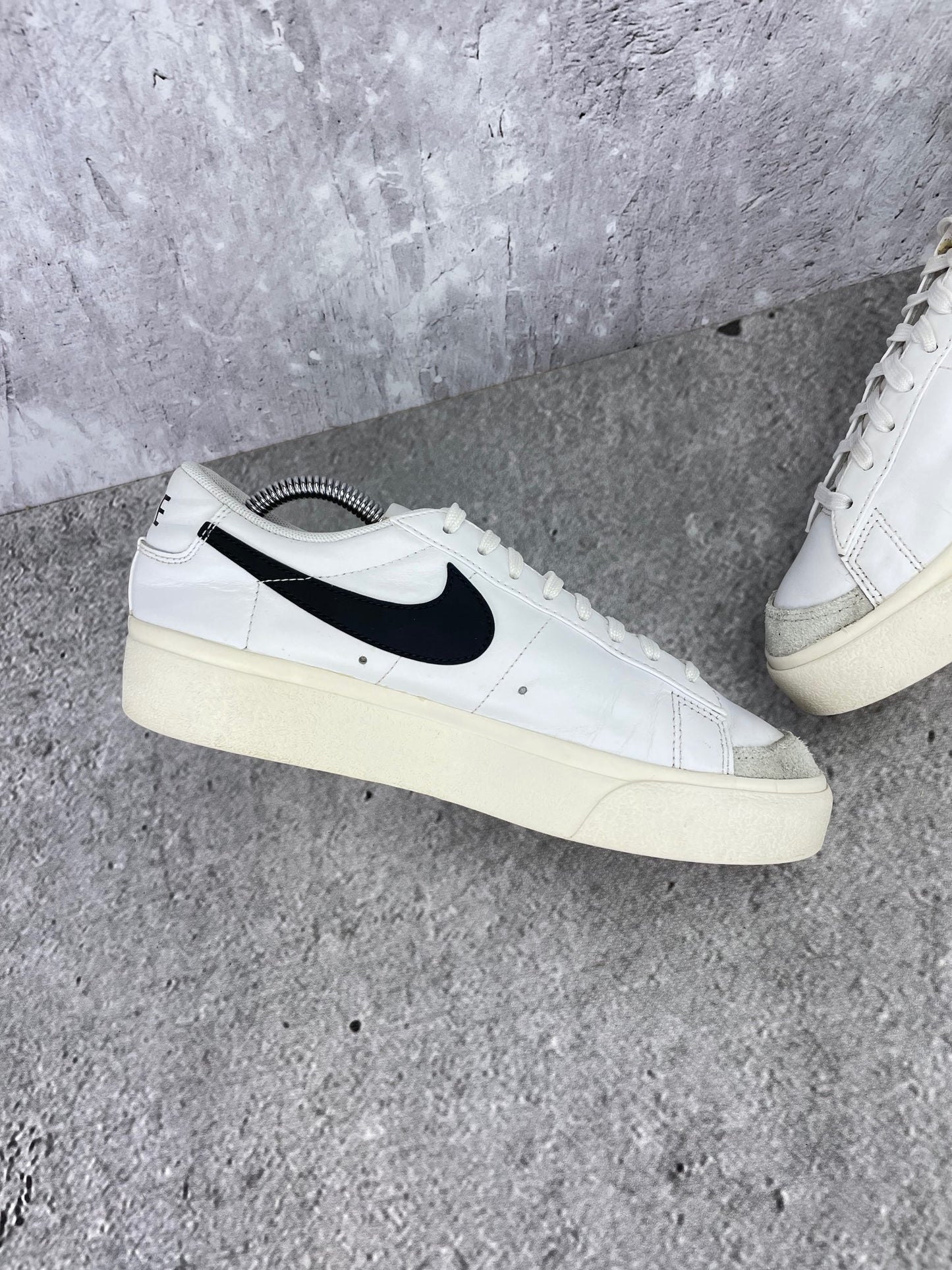 Nike Blazer Low Platform DJ0292-101 - buty sportowe, wewnętrzny panel lewego buta