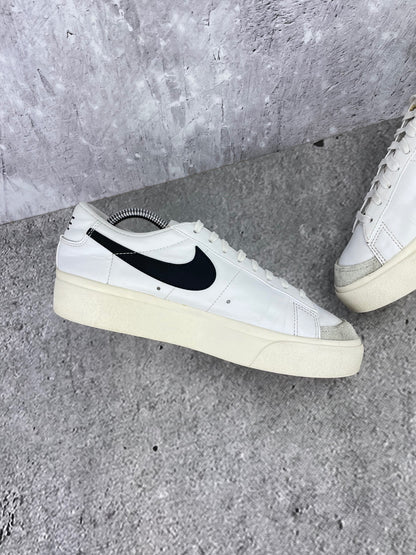 Nike Blazer Low Platform DJ0292-101 - buty sportowe, wewnętrzny panel lewego buta