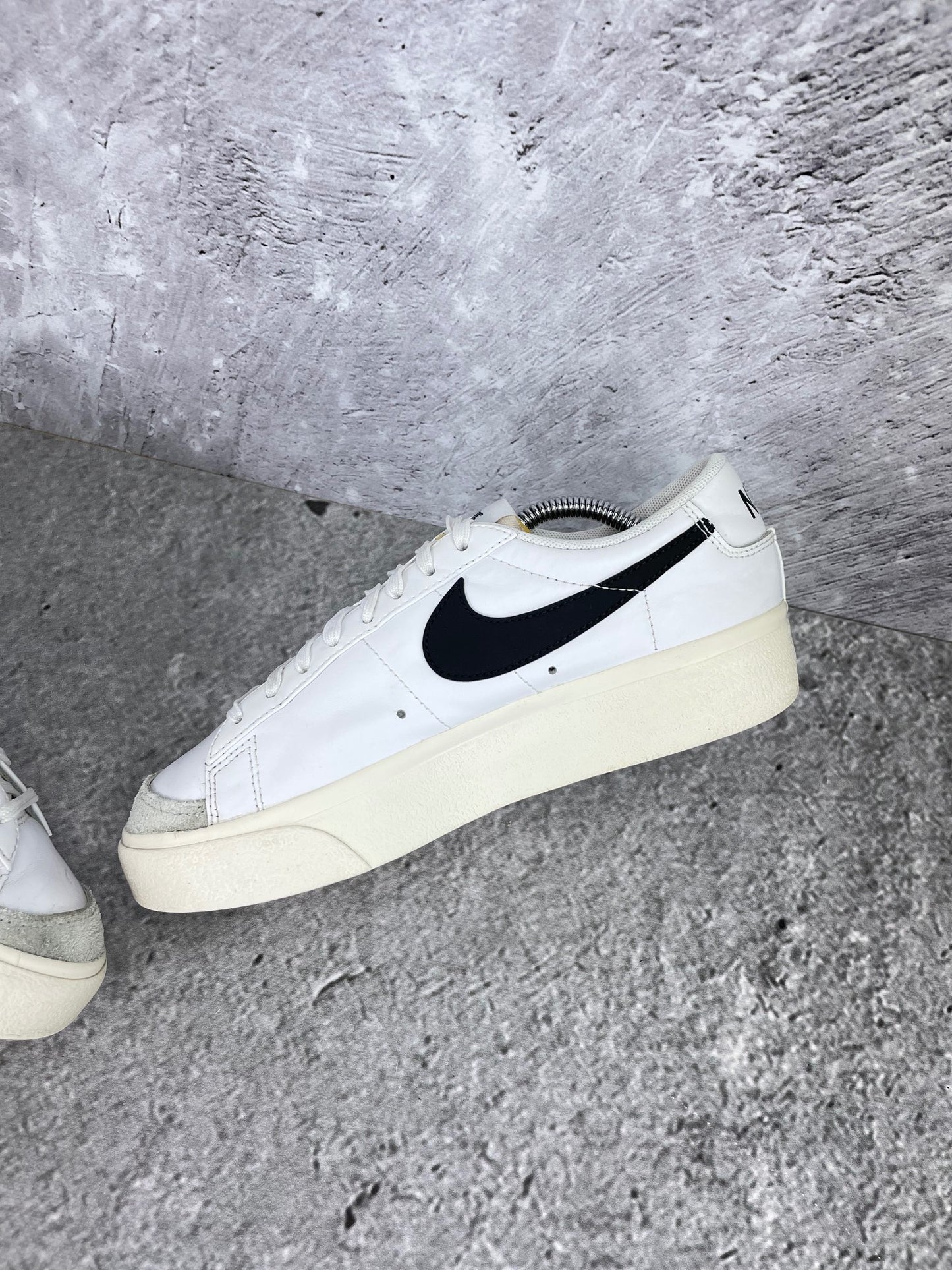 Nike Blazer Low Platform DJ0292-101 - buty sportowe, wewnętrzny panel prawego buta
