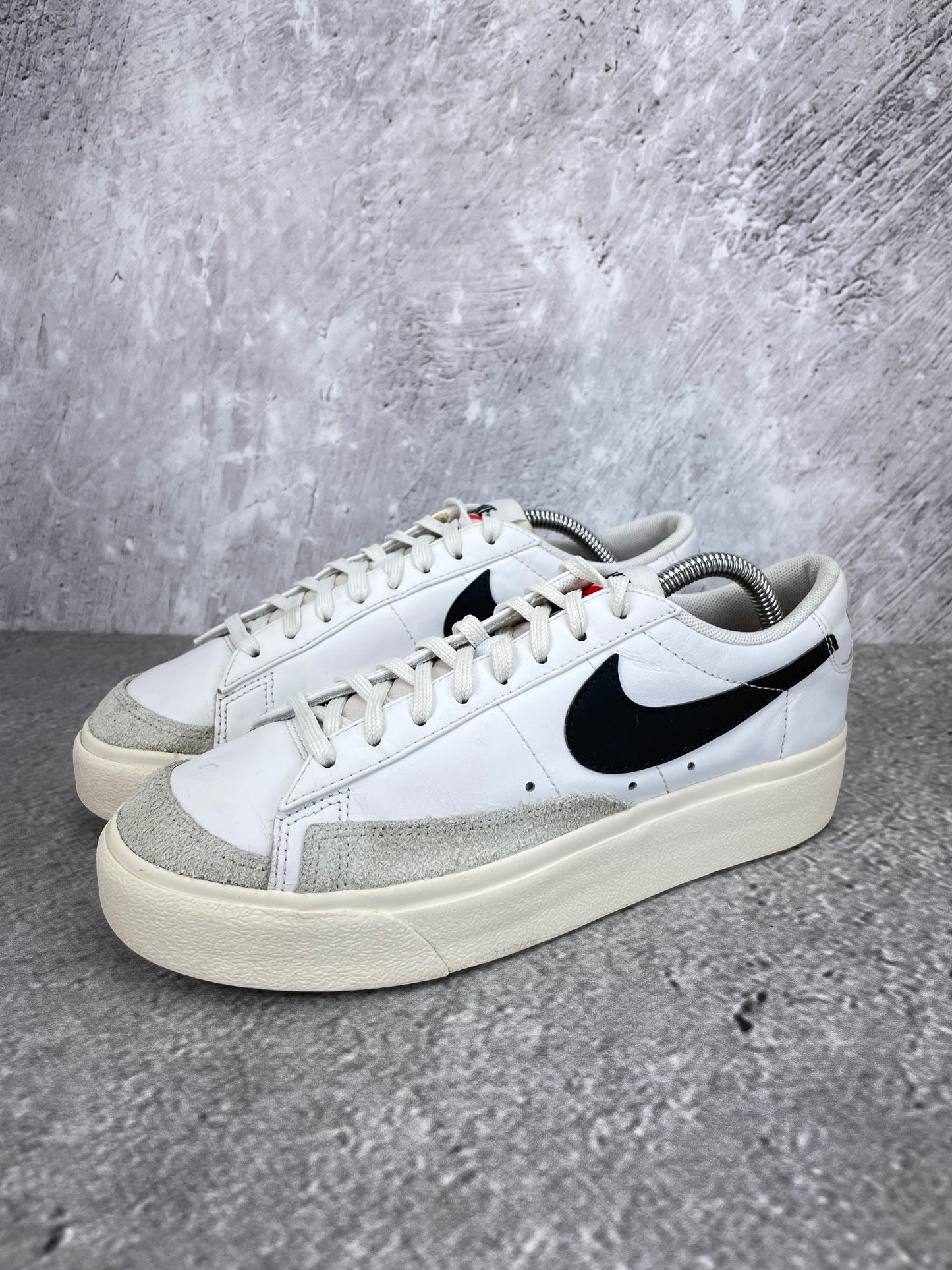 Nike Blazer Low Platform DJ0292-101 - buty sportowe, widok z boku na tle studyjnym