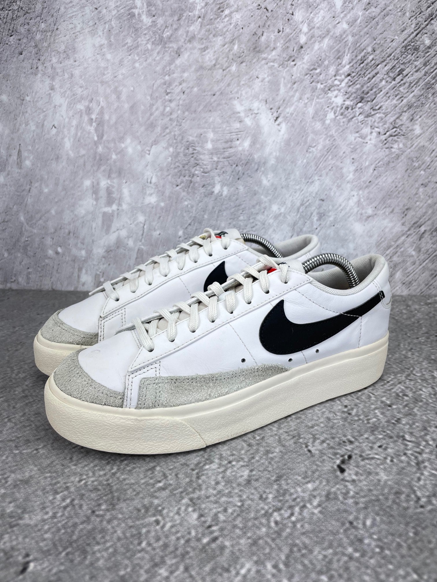 Nike Blazer Low Platform DJ0292-101 - buty sportowe, widok z boku na tle studyjnym