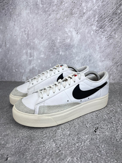 Nike Blazer Low Platform DJ0292-101 - buty sportowe, widok z boku na tle studyjnym