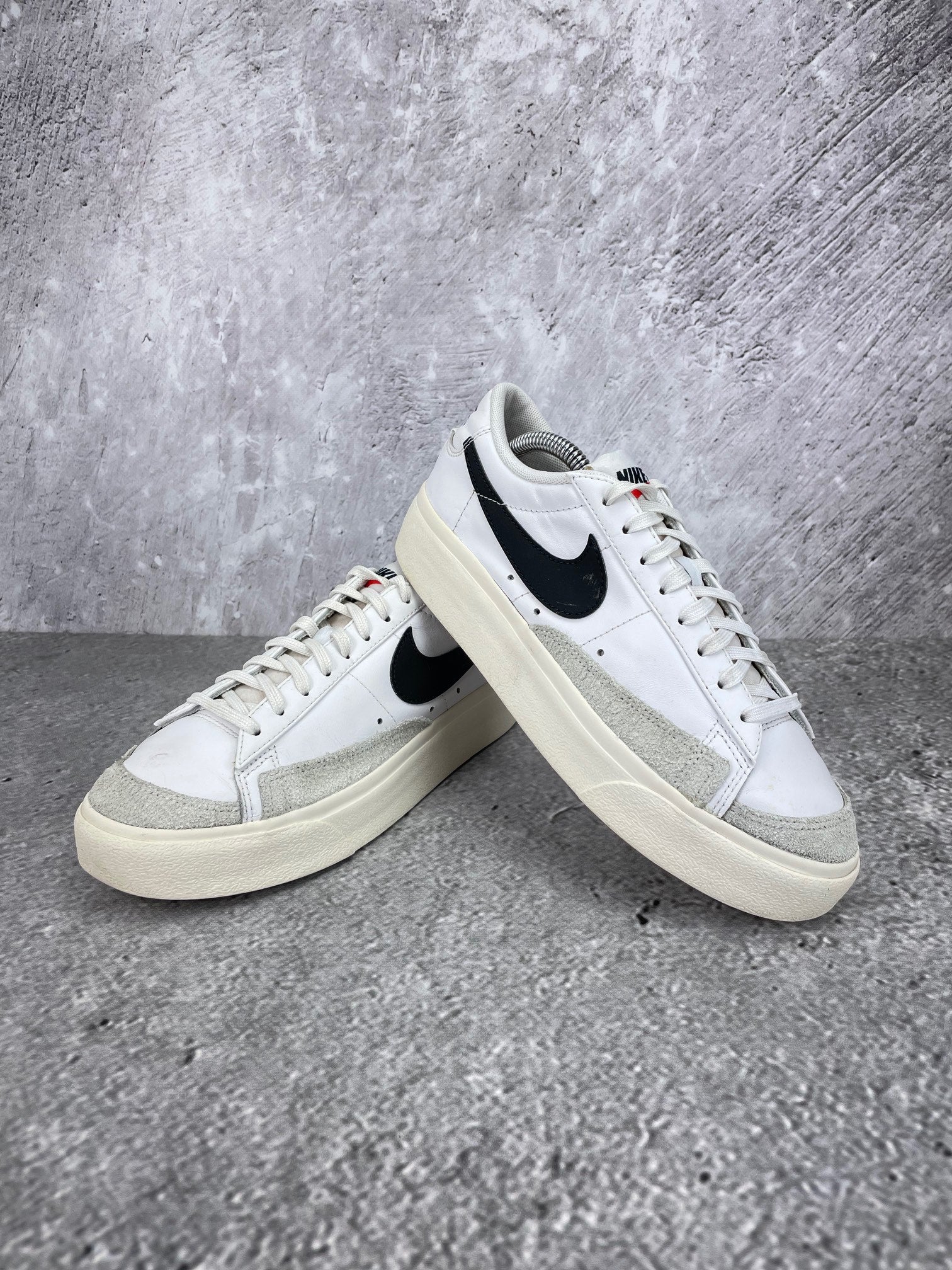Nike Blazer Low Platform DJ0292-101 - buty sportowe, para butów, widok z boku na tle studyjnym