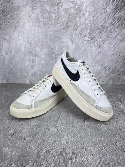 Nike Blazer Low Platform DJ0292-101 - buty sportowe, para butów, widok z boku na tle studyjnym
