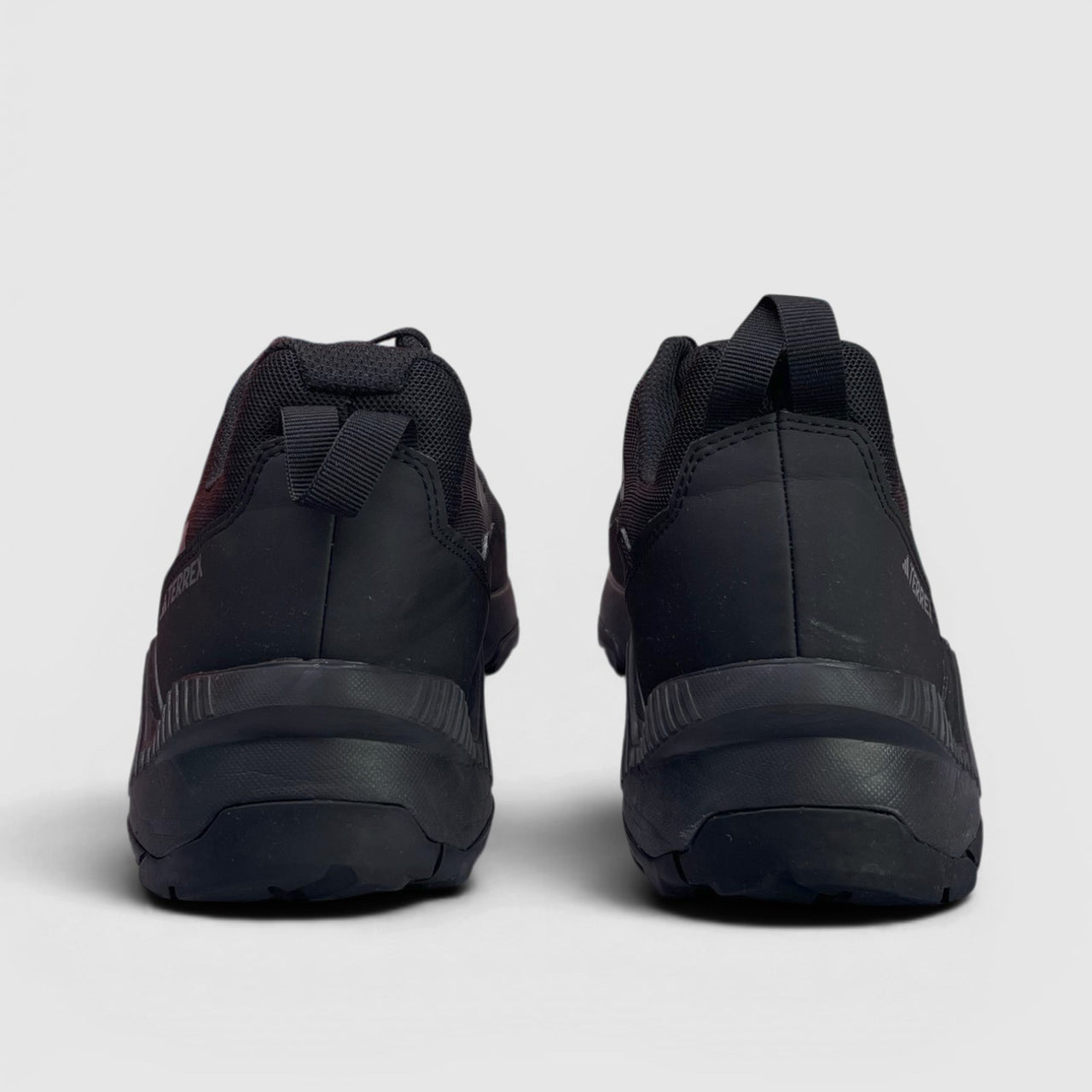 Adidas Terrex Swift Solo 2 — buty sportowe męskie w bardzo dobrym stanie rozmiar 44 2/3, widok z tyłu