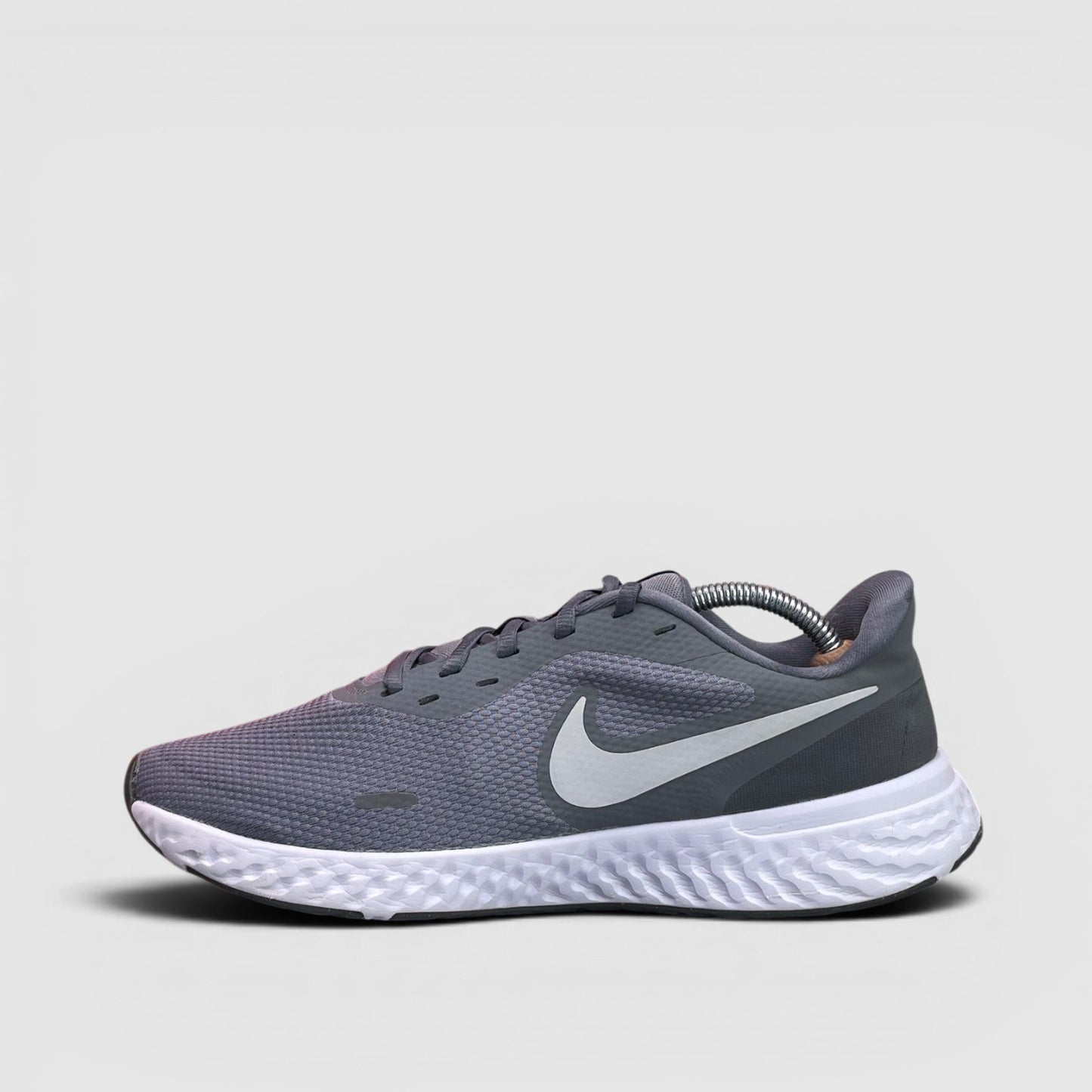 Nike Revolution 5 Cool Grey — buty sportowe męskie w bardzo dobrym stanie rozmiar 44, boczny profil, lewa strona