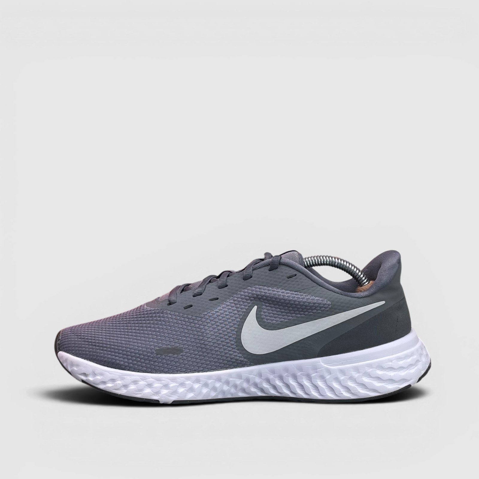 Nike Revolution 5 Cool Grey — buty sportowe męskie w bardzo dobrym stanie rozmiar 44, boczny profil, lewa strona