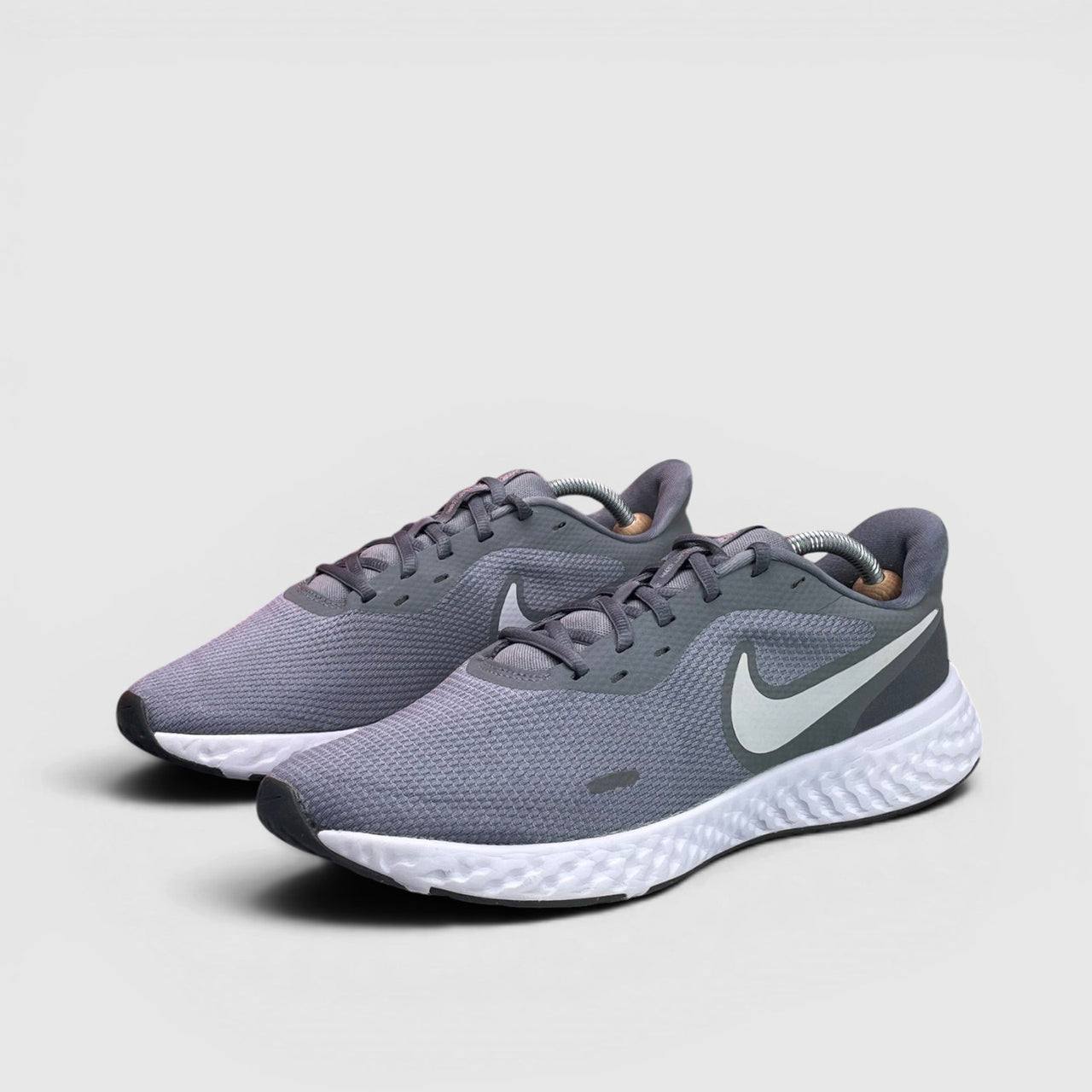 Nike Revolution 5 Cool Grey — buty sportowe męskie w bardzo dobrym stanie rozmiar 44, para butów