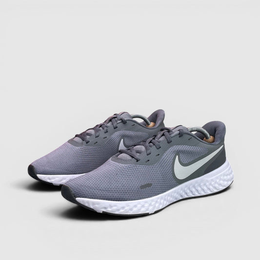 Nike Revolution 5 Cool Grey — buty sportowe męskie w bardzo dobrym stanie rozmiar 44, para butów