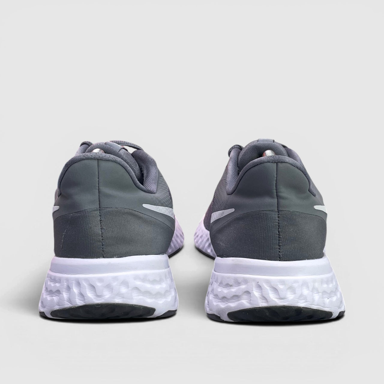 Nike Revolution 5 Cool Grey — buty sportowe męskie w bardzo dobrym stanie rozmiar 44, widok z tyłu