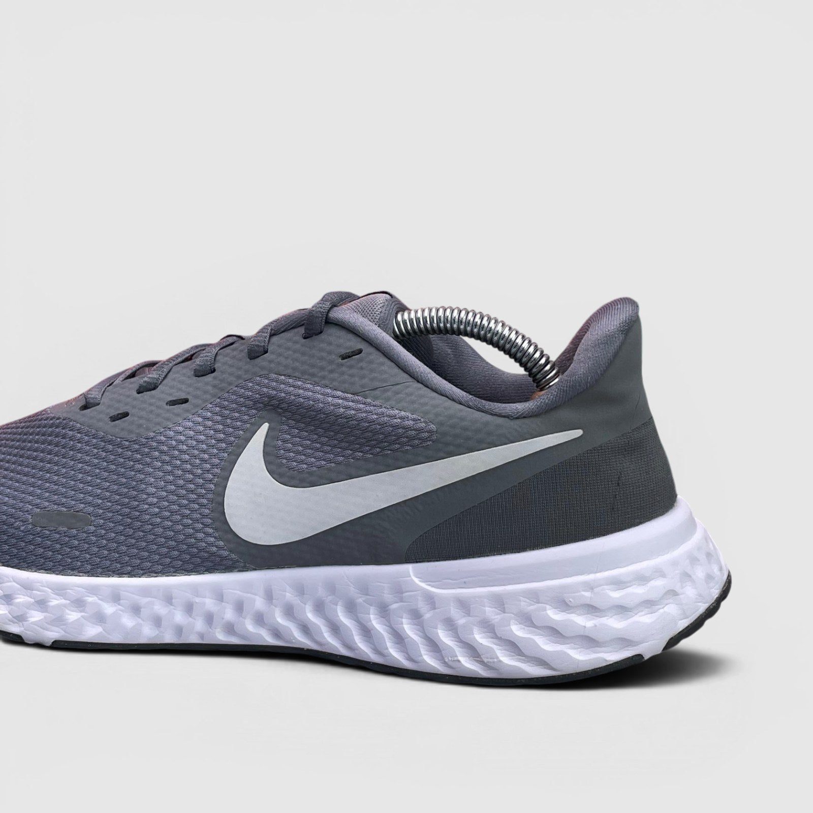 Nike Revolution 5 Cool Grey — buty sportowe męskie w bardzo dobrym stanie rozmiar 44, detal