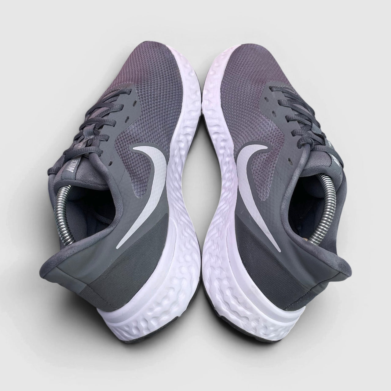 Nike Revolution 5 Cool Grey — buty sportowe męskie w bardzo dobrym stanie rozmiar 44, widok z góry