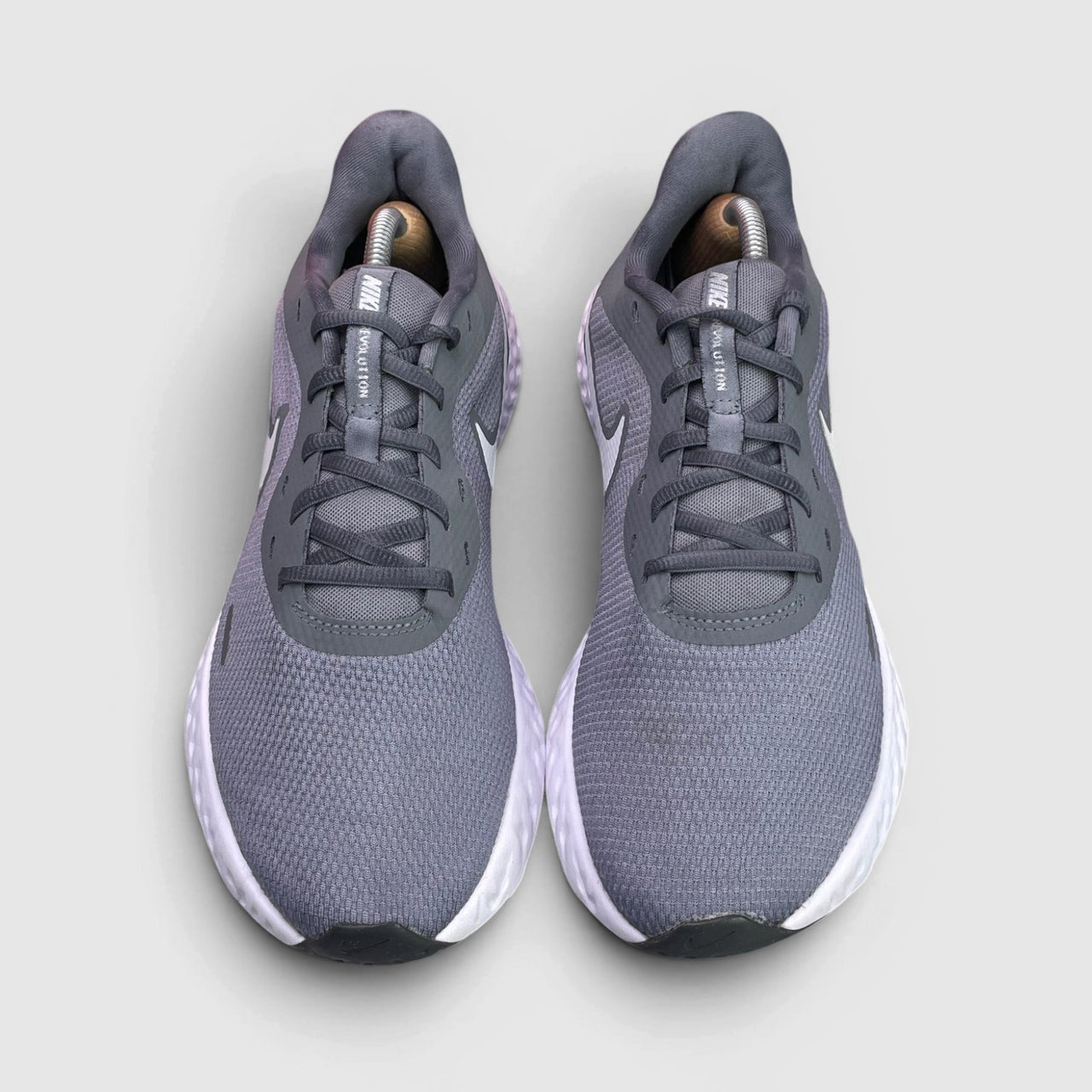 Nike Revolution 5 Cool Grey — buty sportowe męskie w bardzo dobrym stanie rozmiar 44, widok z przodu