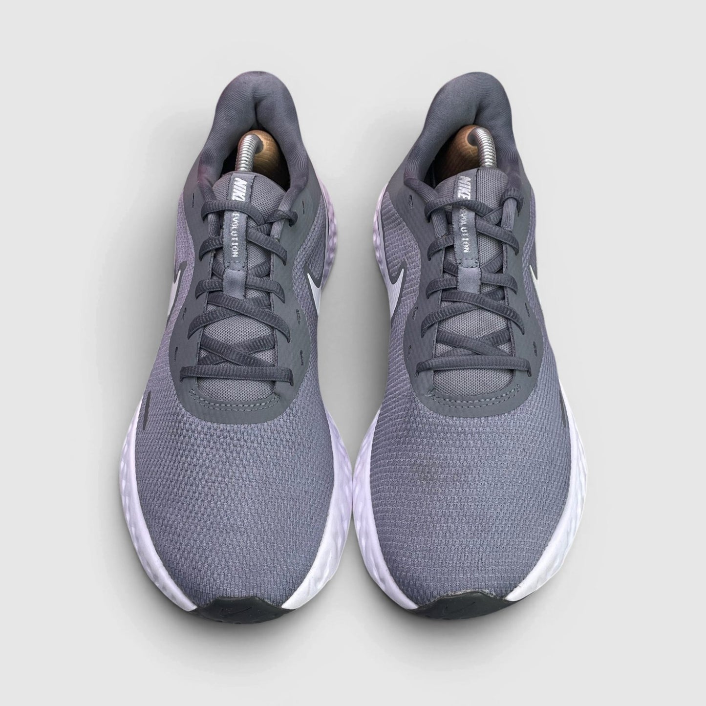 Nike Revolution 5 Cool Grey — buty sportowe męskie w bardzo dobrym stanie rozmiar 44, widok z przodu