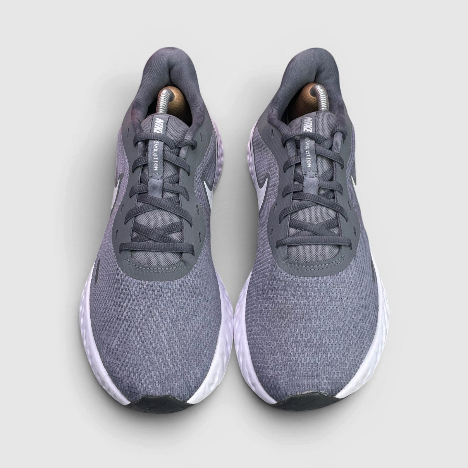 Nike Revolution 5 Cool Grey — buty sportowe męskie w bardzo dobrym stanie rozmiar 44, widok z przodu