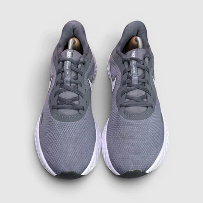 Nike Revolution 5 Cool Grey — buty sportowe męskie w bardzo dobrym stanie rozmiar 44, widok z przodu