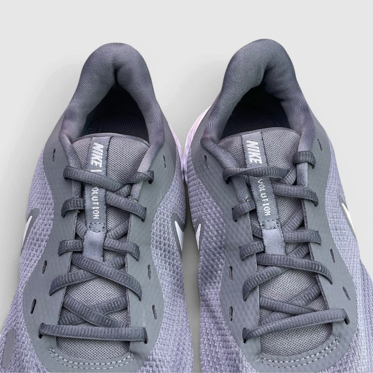 Nike Revolution 5 Cool Grey — buty sportowe męskie w bardzo dobrym stanie rozmiar 44, język buta