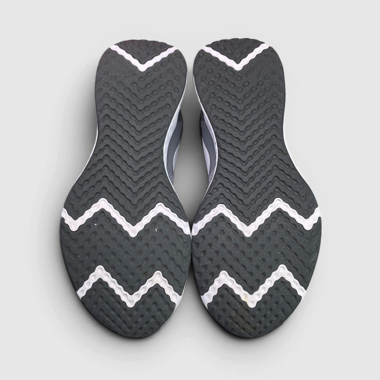 Nike Revolution 5 Cool Grey — buty sportowe męskie w bardzo dobrym stanie rozmiar 44, podeszwa