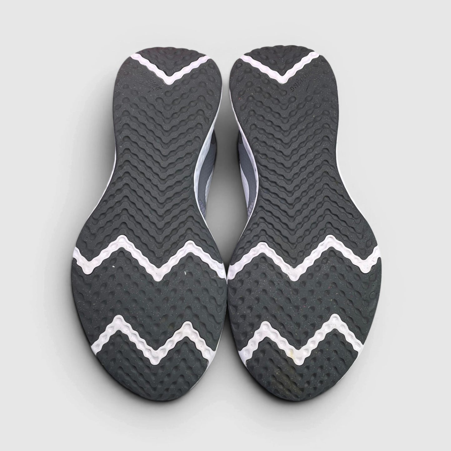 Nike Revolution 5 Cool Grey — buty sportowe męskie w bardzo dobrym stanie rozmiar 44, podeszwa