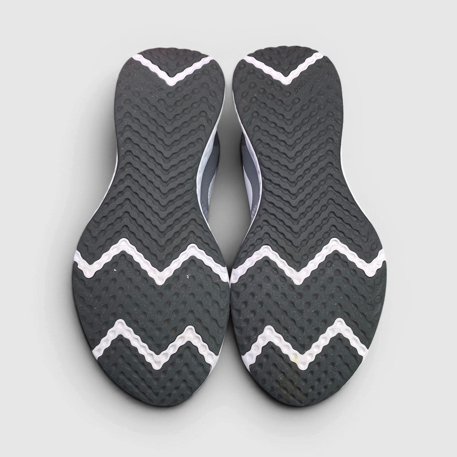 Nike Revolution 5 Cool Grey — buty sportowe męskie w bardzo dobrym stanie rozmiar 44, podeszwa