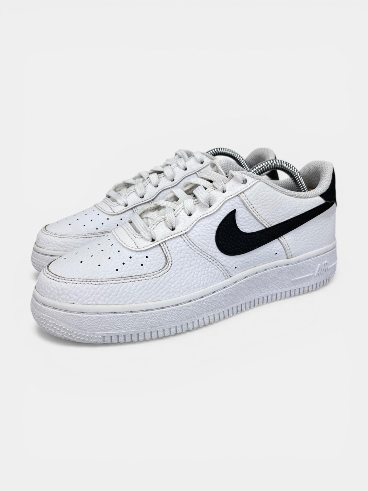 Nike Air Force 1 Low White Black - buty sportowe, widok z boku