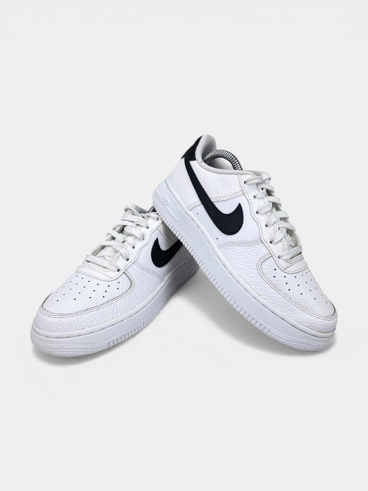 Nike Air Force 1 Low White Black - buty sportowe, boczny profil