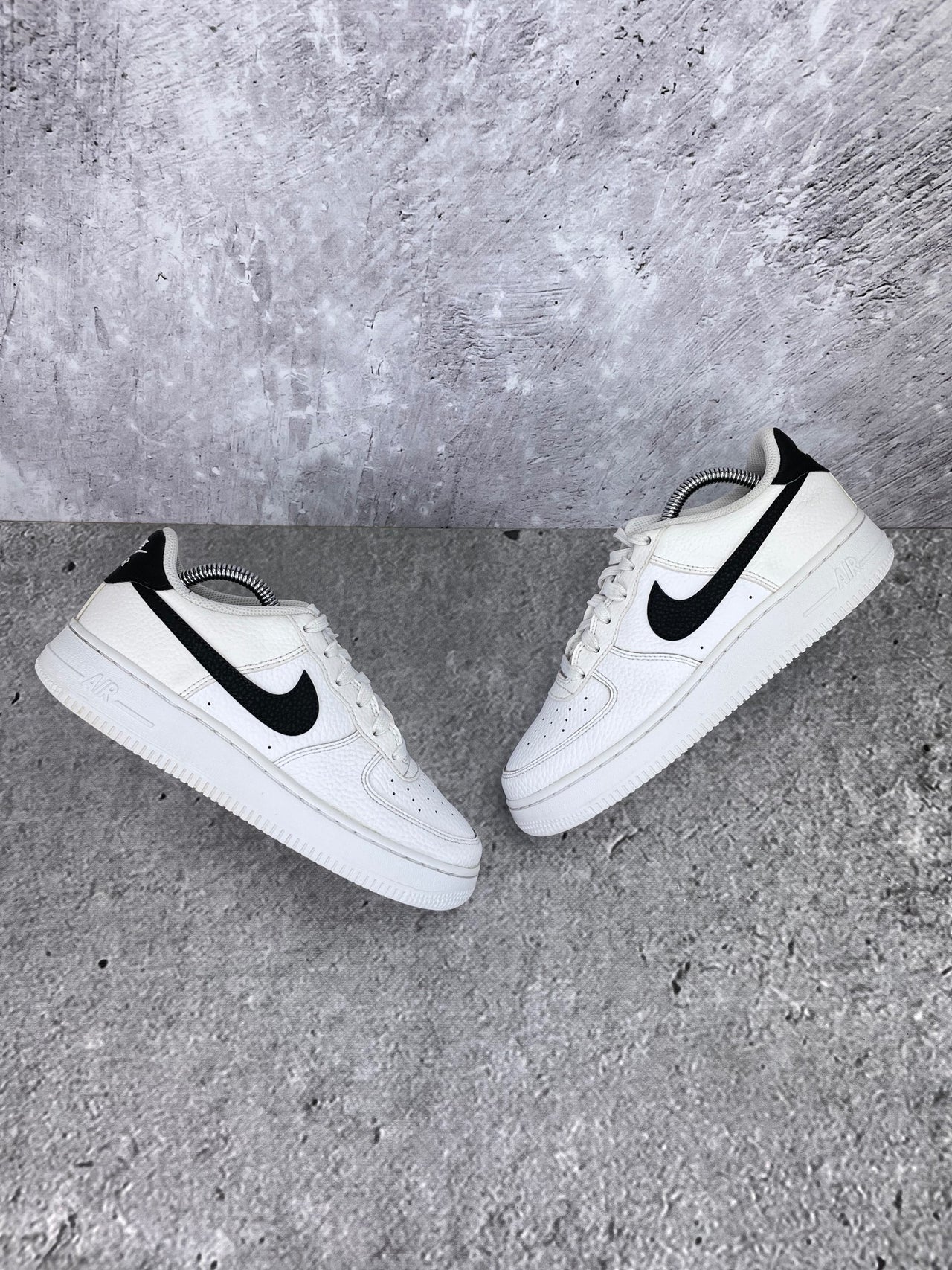 Nike Air Force 1 Low White Black - buty sportowe, widok z góry na zewnętrzną stronę butów