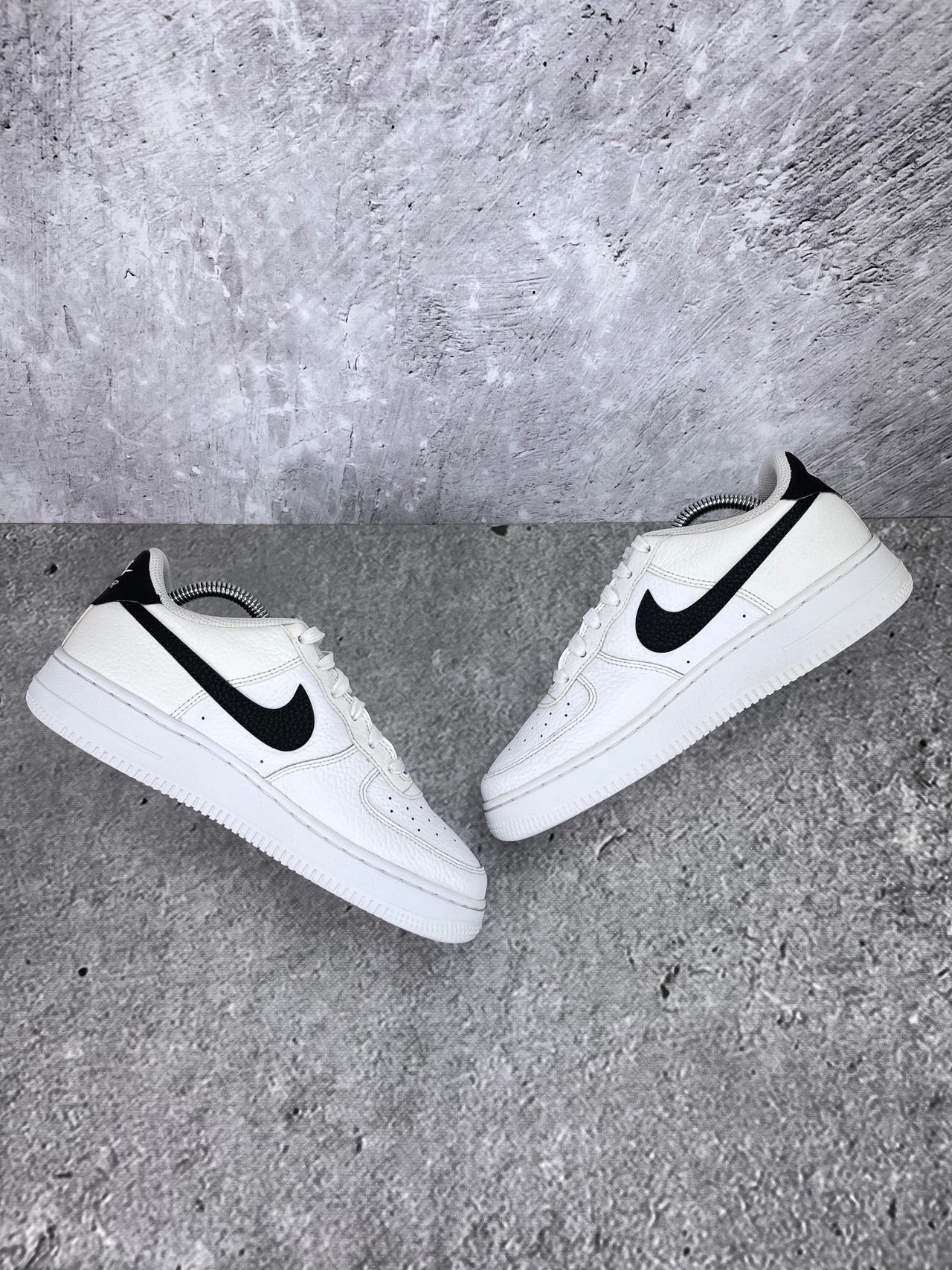 Nike Air Force 1 Low White Black - buty sportowe, zewnętrzny panel prawego buta